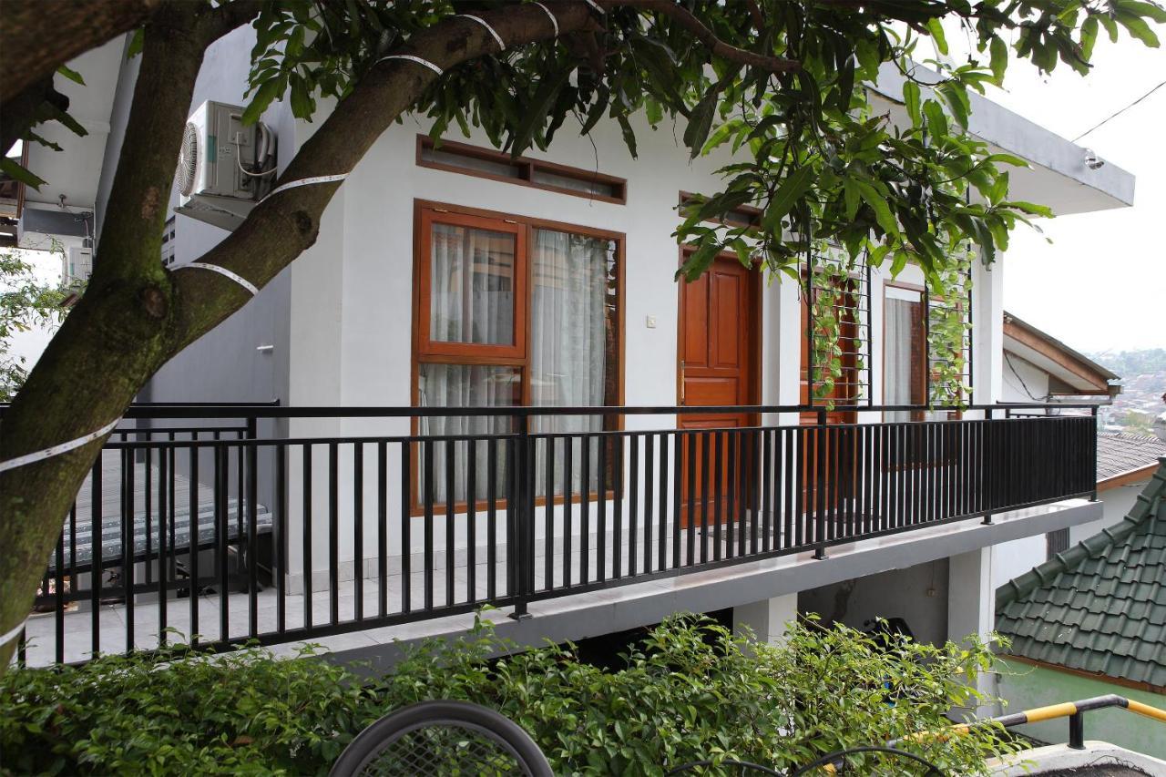 Oyo 569 Cigadung Guest House Syariah Bandung Esterno foto