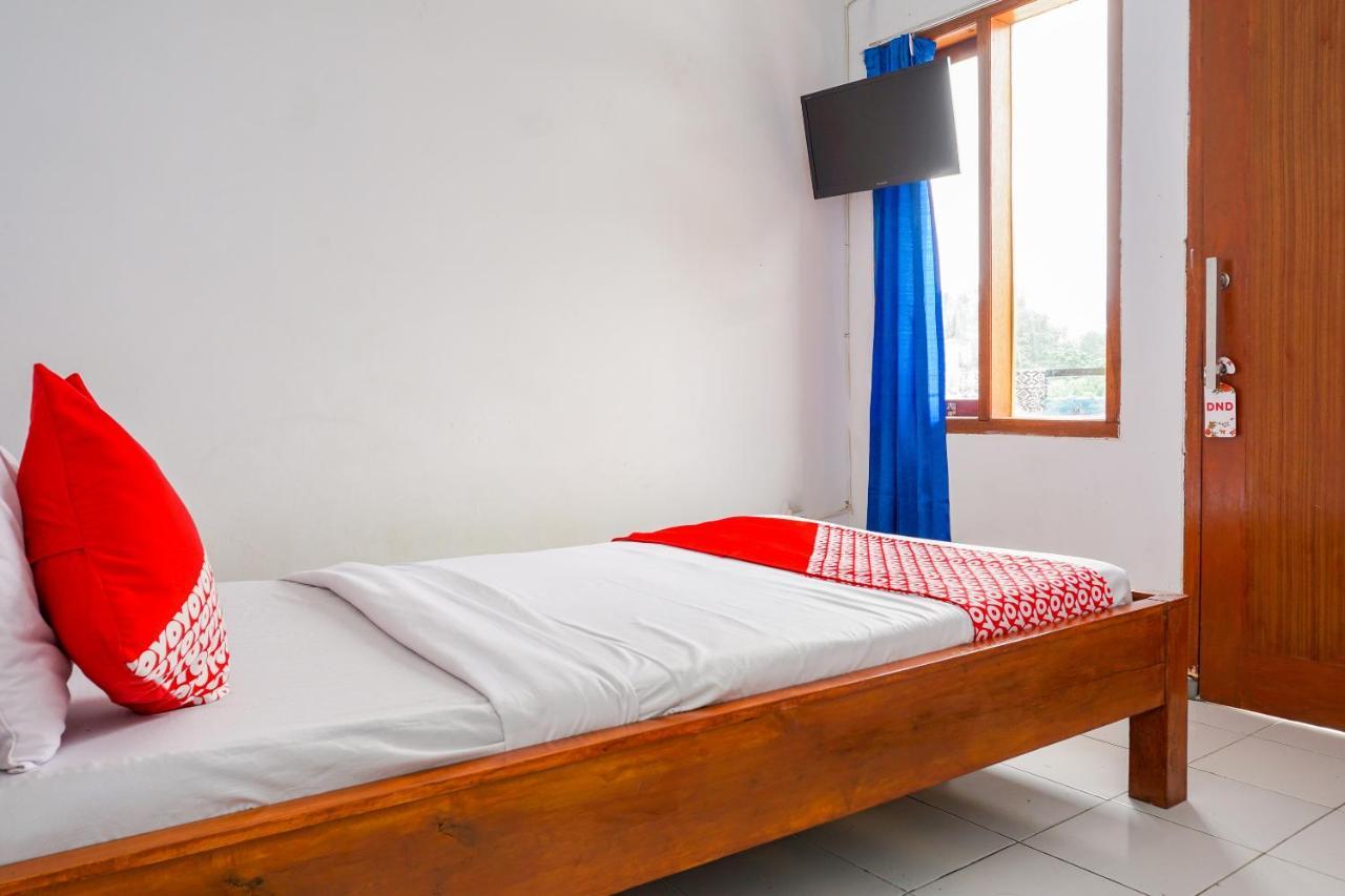 Oyo 569 Cigadung Guest House Syariah Bandung Esterno foto