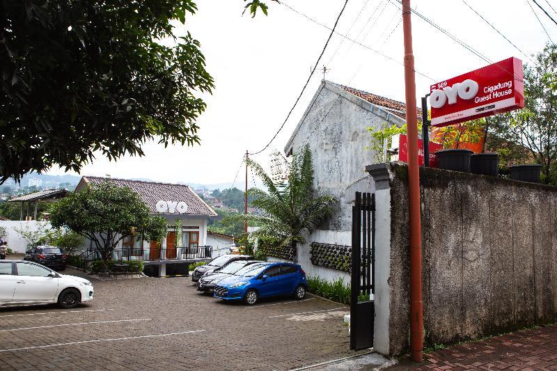 Oyo 569 Cigadung Guest House Syariah Bandung Esterno foto