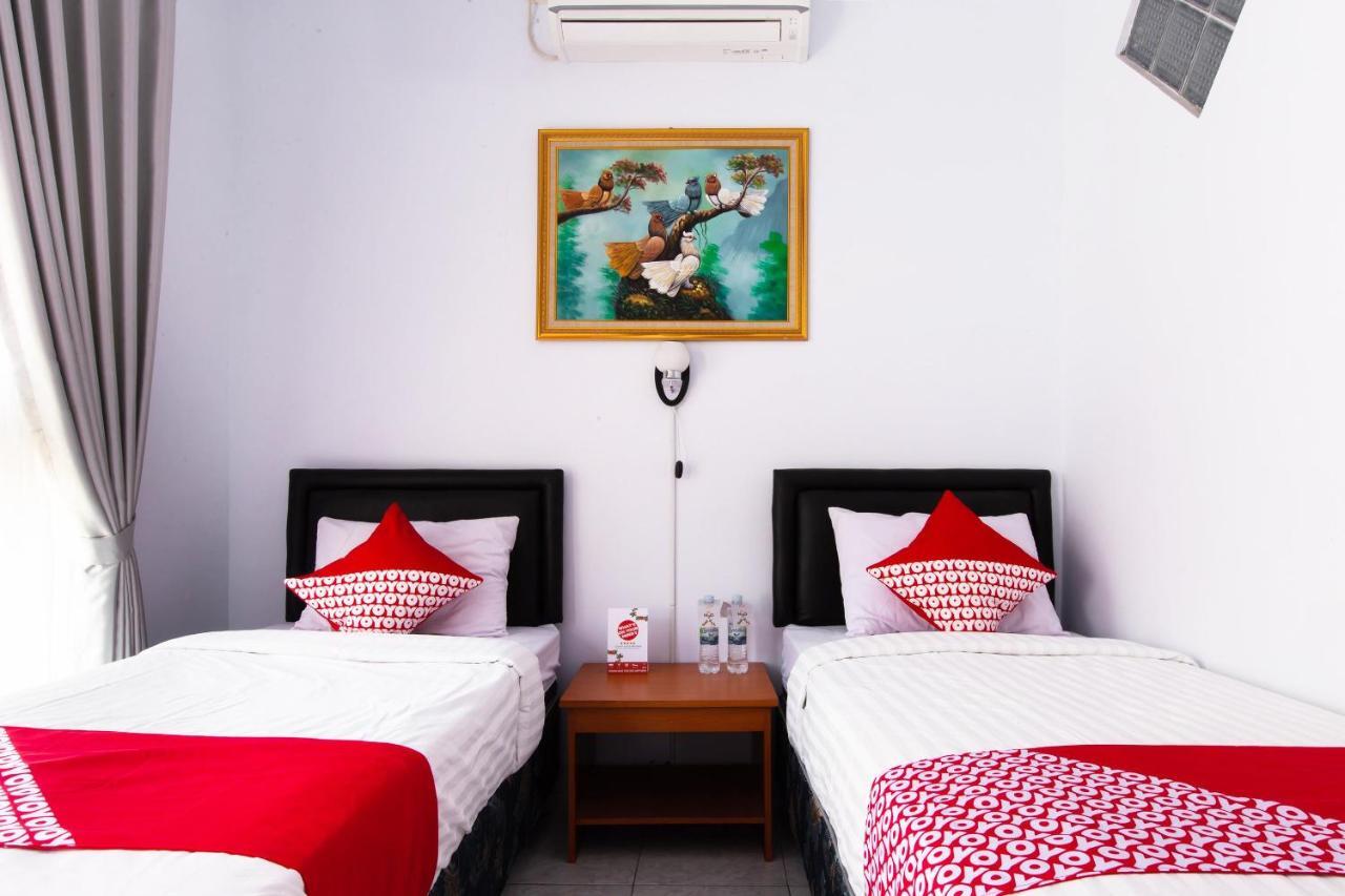 Oyo 569 Cigadung Guest House Syariah Bandung Esterno foto