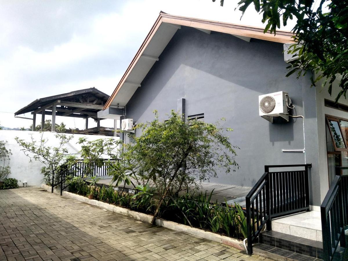Oyo 569 Cigadung Guest House Syariah Bandung Esterno foto